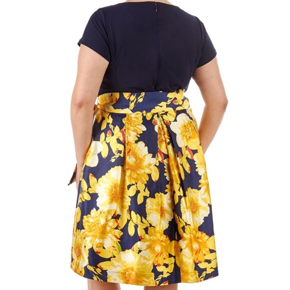 Plus Size Floral Print Dress - Picture 2 of 6